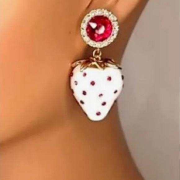 🔹️ Betsey Johnson🔹️ red white strawberry crystal drop earrings ✨️🍓 - Picture 4 of 6